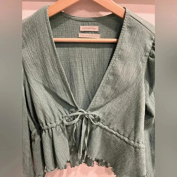 Urban Outfitter Women Small Green Crop Flared Long Sleeve Top Blouse, V Neck - Picture 3 of 3